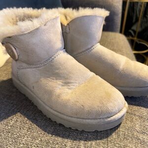 UGGS Shearling-Lined Suede shorties Boots - Cream